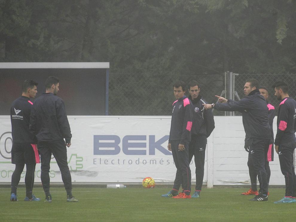 Camacho cogió ayer aparte a Luis Fernández, Figueroa, Mainz, Camacho, Gaspar y Machis para darles instrucciones para el sábado.