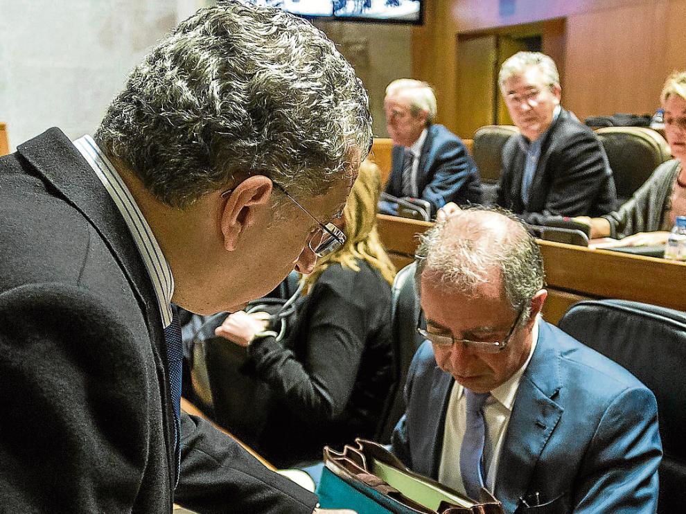 El consejero de Sanidad, Sebastián Celaya, se interesó por el estado de la cartera de trabajo del titular de Hacienda, Fernando Gimeno, cuyo forro interior presentaba algunos desperfectos.