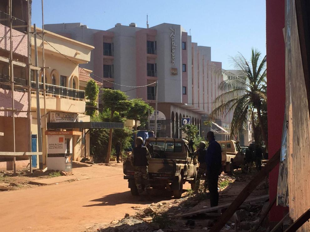 Militares de Mali toman posiciones a las afueras del hotel asaltado.