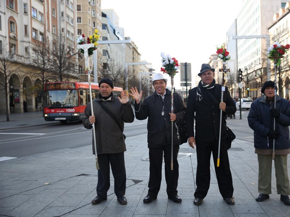 Pablo, Jesús, Juan y Manuel con sus crucifijos en Independencia