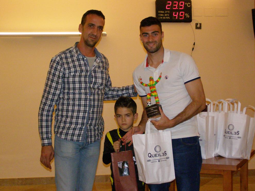 El homenajeado posa con su trofeo turiasonense.