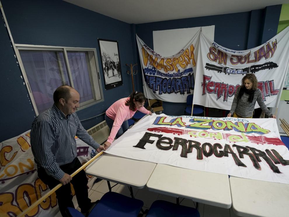 Un grupo de voluntarios prepara las pancartas para la manifestación en defensa del tren.