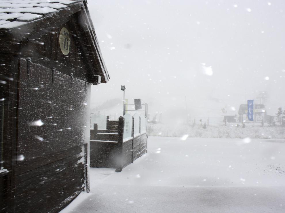 Imagen facilitada por el Grupo Aramón de la estación invernal de Formigal con la primera nevada de la temporada. La llegada de la nieve a las cumbres del Pirineo se ha hecho esperar este año, pero las previsiones meteorológicas hacen confiar que el "oro blanco" cubra por completo las laderas de las montañas y permita adelantar cuanto antes la apertura de las estaciones