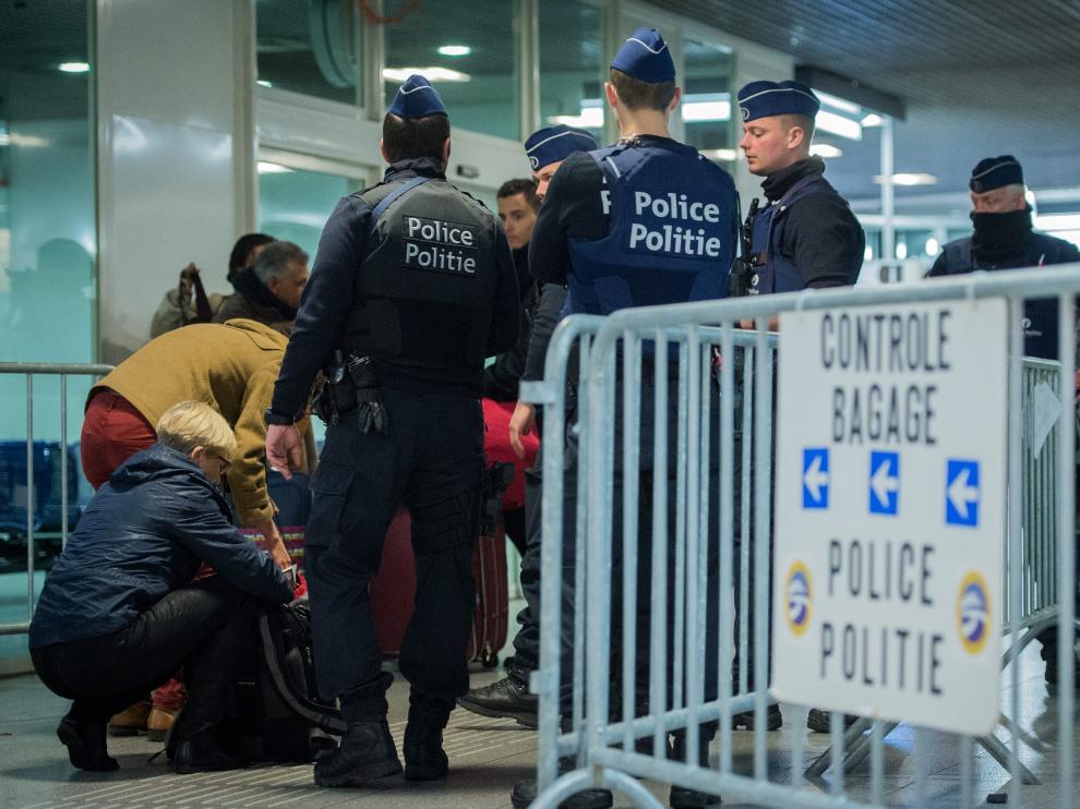 Control policial en una estación de metro