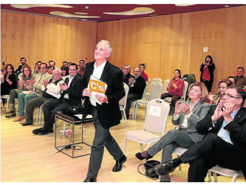Jesús Tejada recibe los aplausos de sus compañeros de candidatura antes de su discurso.