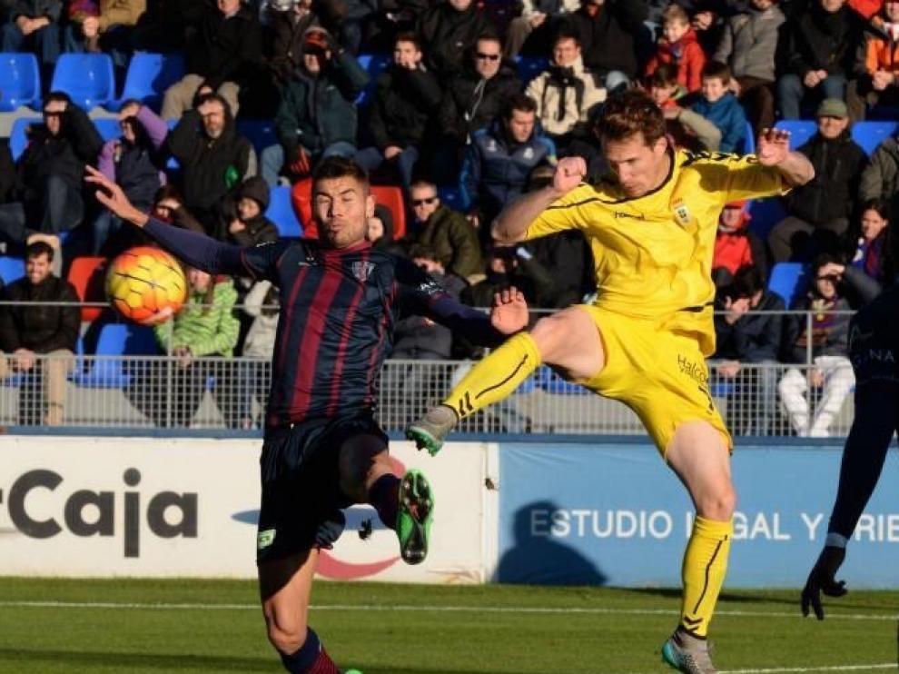 Lance del partido en el Alcoraz