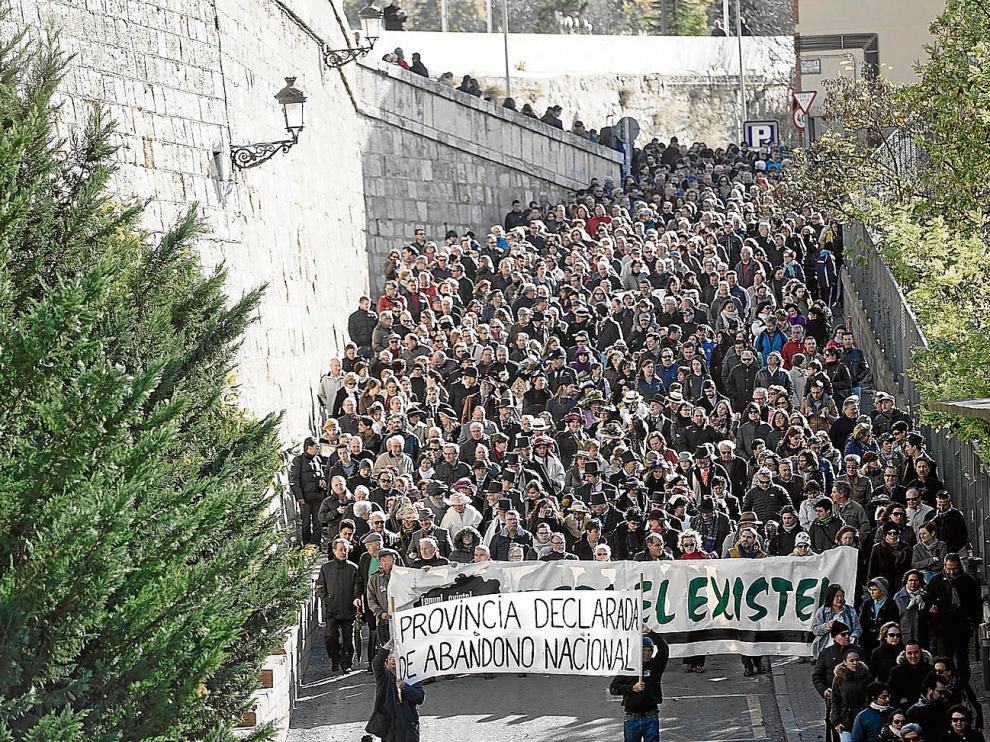 La marcha, que en algunas calles alcanzó casi un kilómetro de longitud, denunció la falta de inversiones en la provincia.