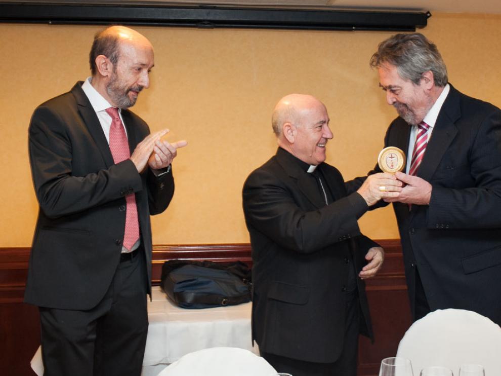 Belloch en el momento en el que recibía la medalla