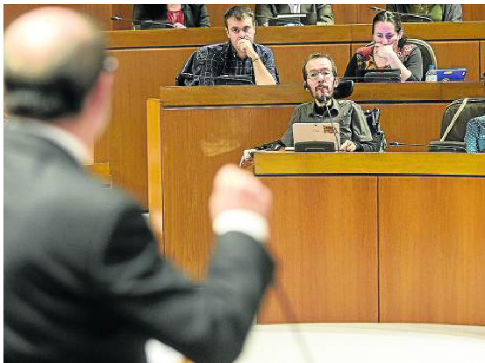 Javier Lambán se dirige a Pablo Echenique, ayer en la sesión de control de las Cortes.