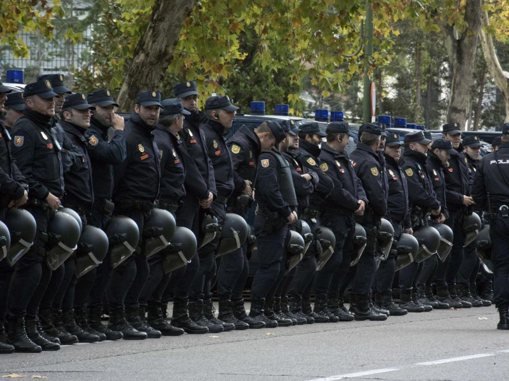 Cientos de policías custodian los exteriores del coliseo