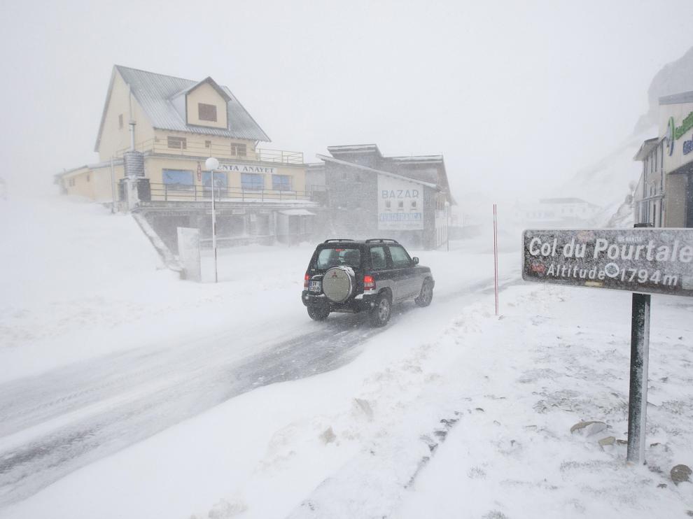La nieve llegó acompañada de una fuerte ventisca en el puerto del Portalet, a casi 1.800 metros de altitud.
