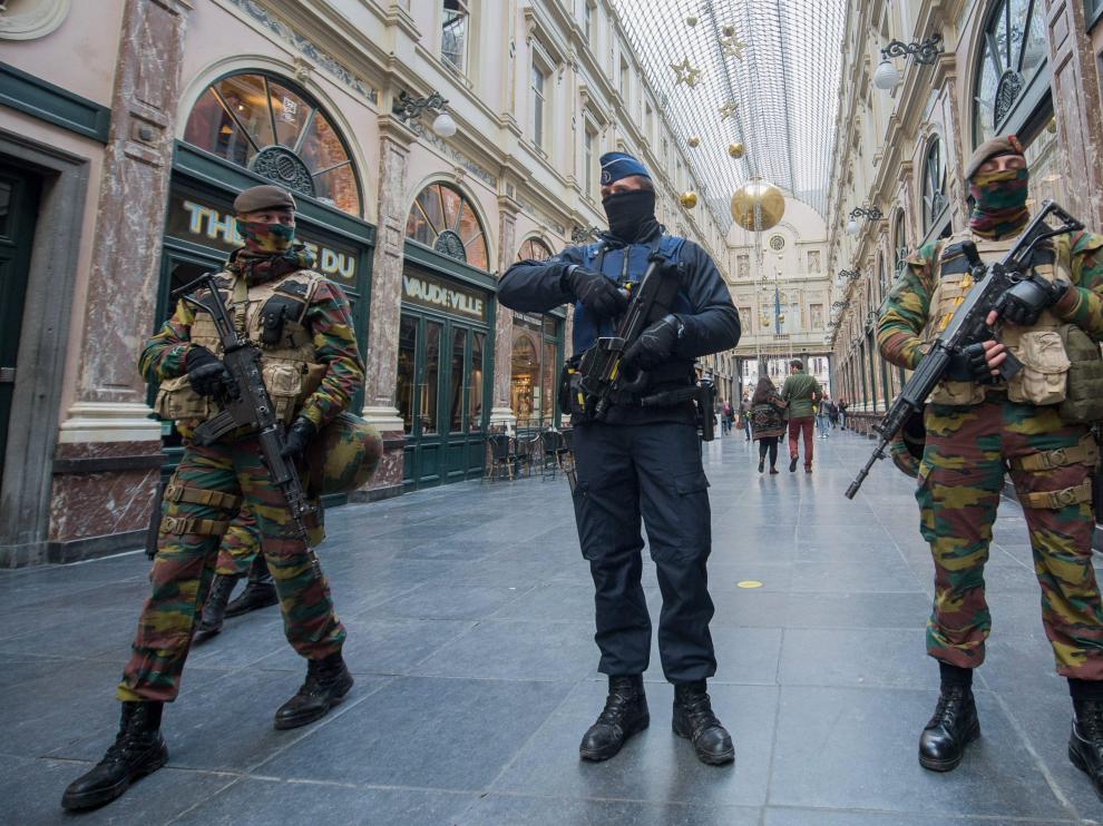 Policías y soldados patrullan las calles de la capital belga