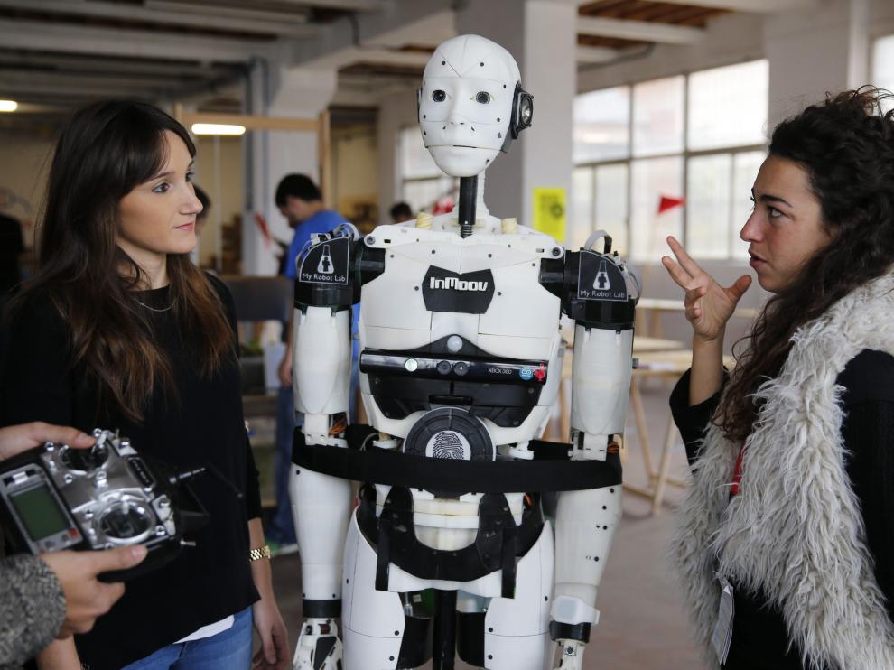 Un robot humanoide en tamaño real y de código abierto forma parte del festival de tecnología creativa Bilbao Maker Faire