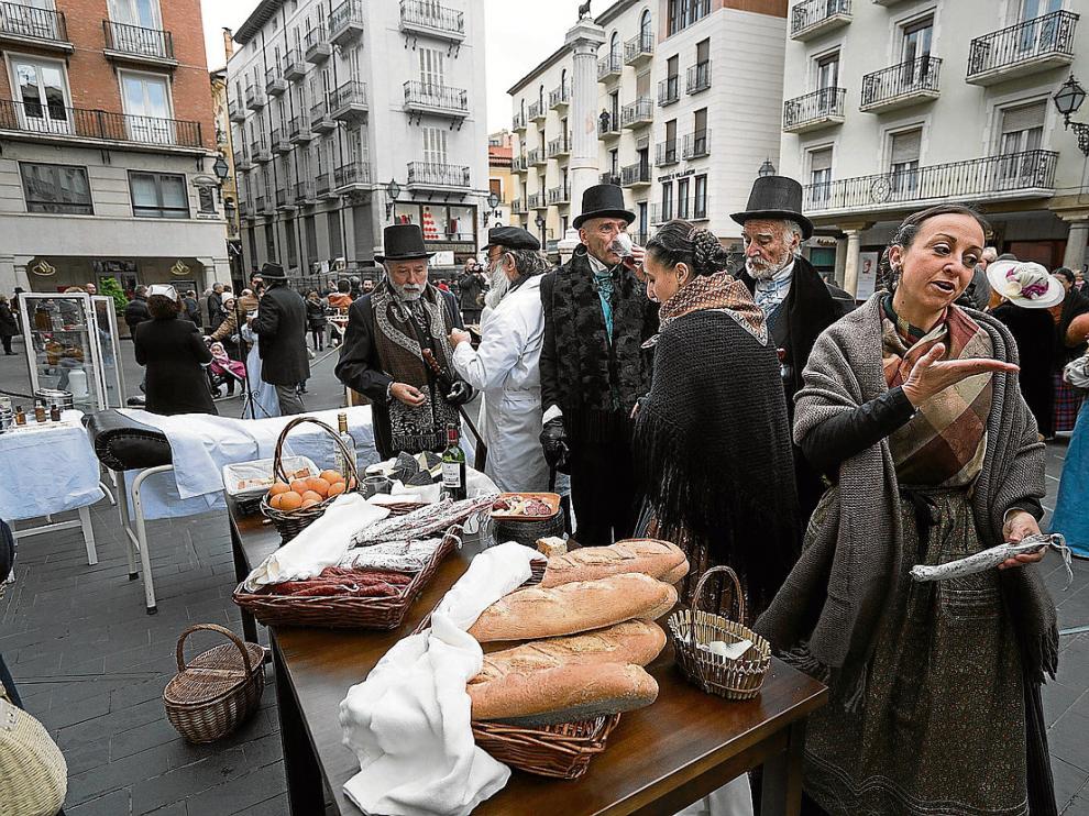 La plaza del Torico se convirtió ayer en un mercado popular ambientado en 1912.