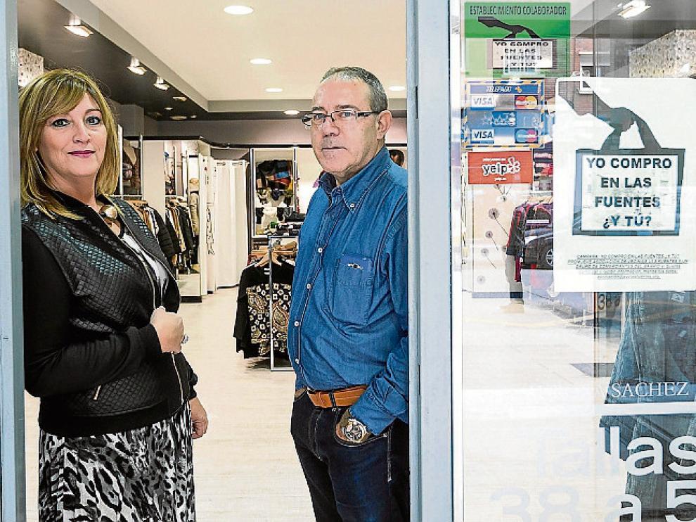 Aurora Sáchez, en su local de Las Fuentes, con Antonio Garrido.
