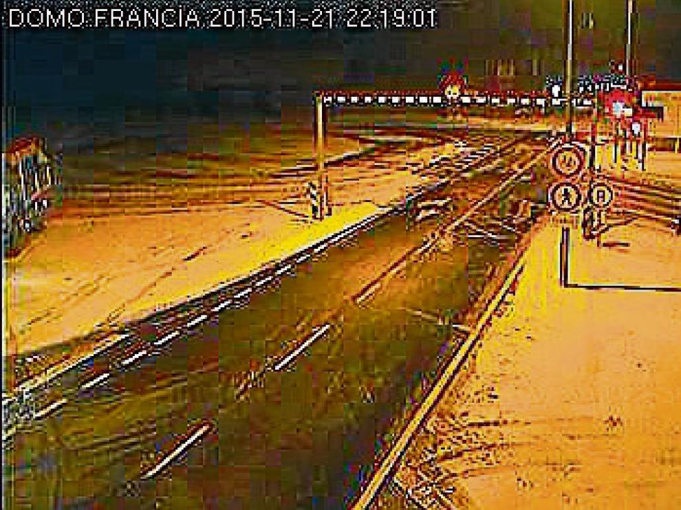 A partir de las diez de la noche, los gendarmes se retiran y directamente cortan el paso por la carretera.