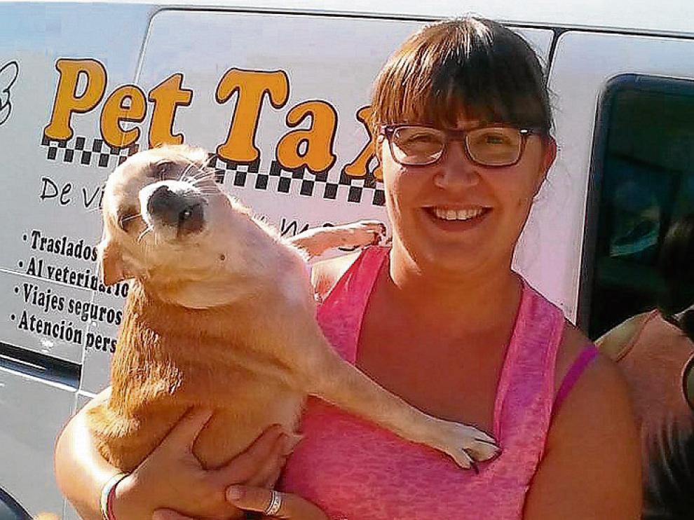 Ángela González, cliente de Pet Taxi, con su perrita Kira.