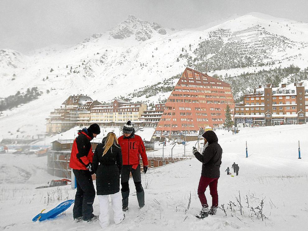 La estación de Astún, ayer, totalmente cubierta de blanco y con los cañones funcionando.