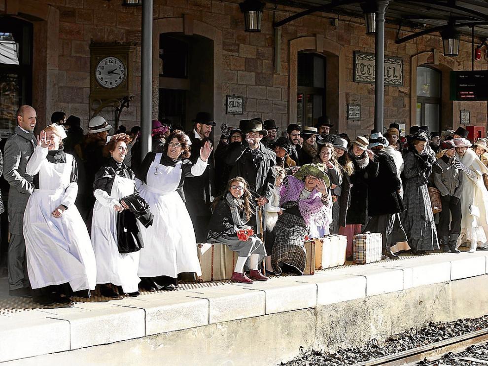 Actores vestidos de época acudieron a la estación para recibir un tren.