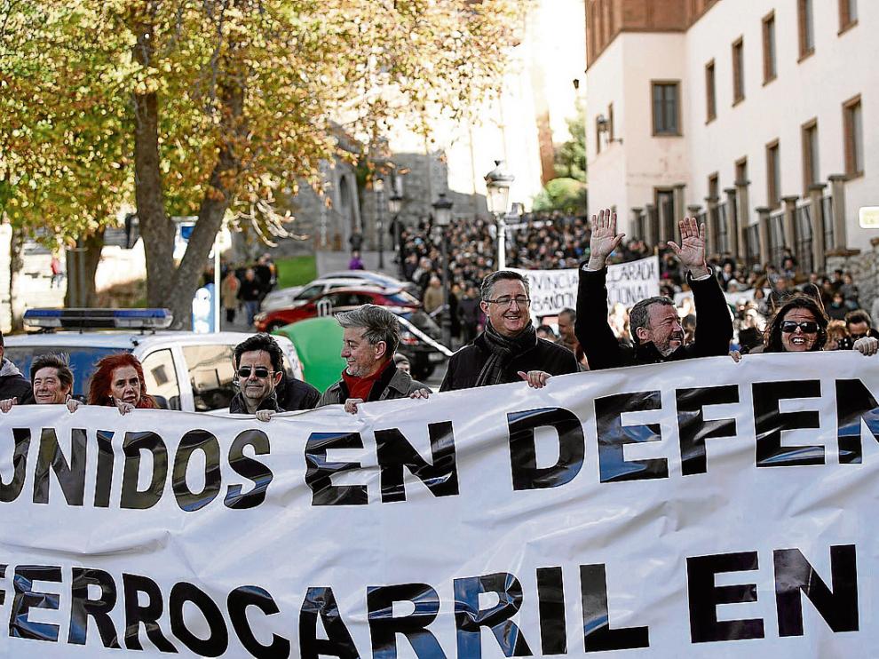 Los alcaldes de Teruel, Huesca, Zaragoza y Sagunto y el consejero de Vertebración encabezaron la marcha.