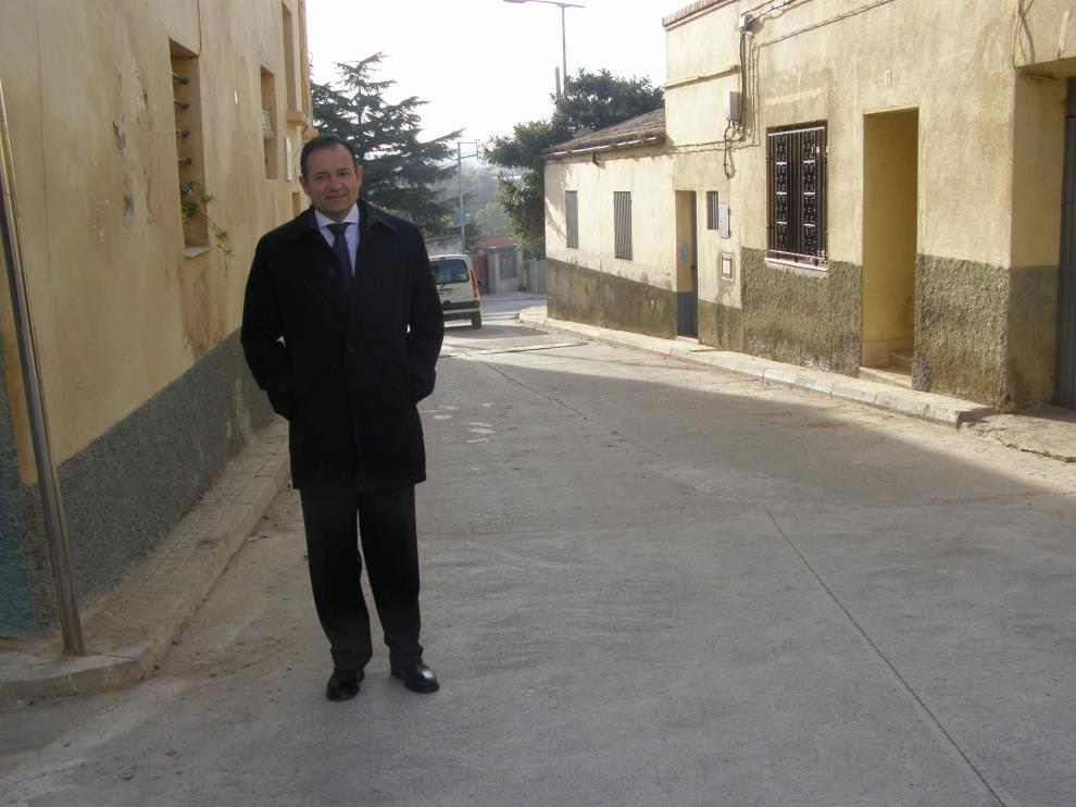 El concejal de Urbanismo en el punto donde se ha actuado de la calle Larga.