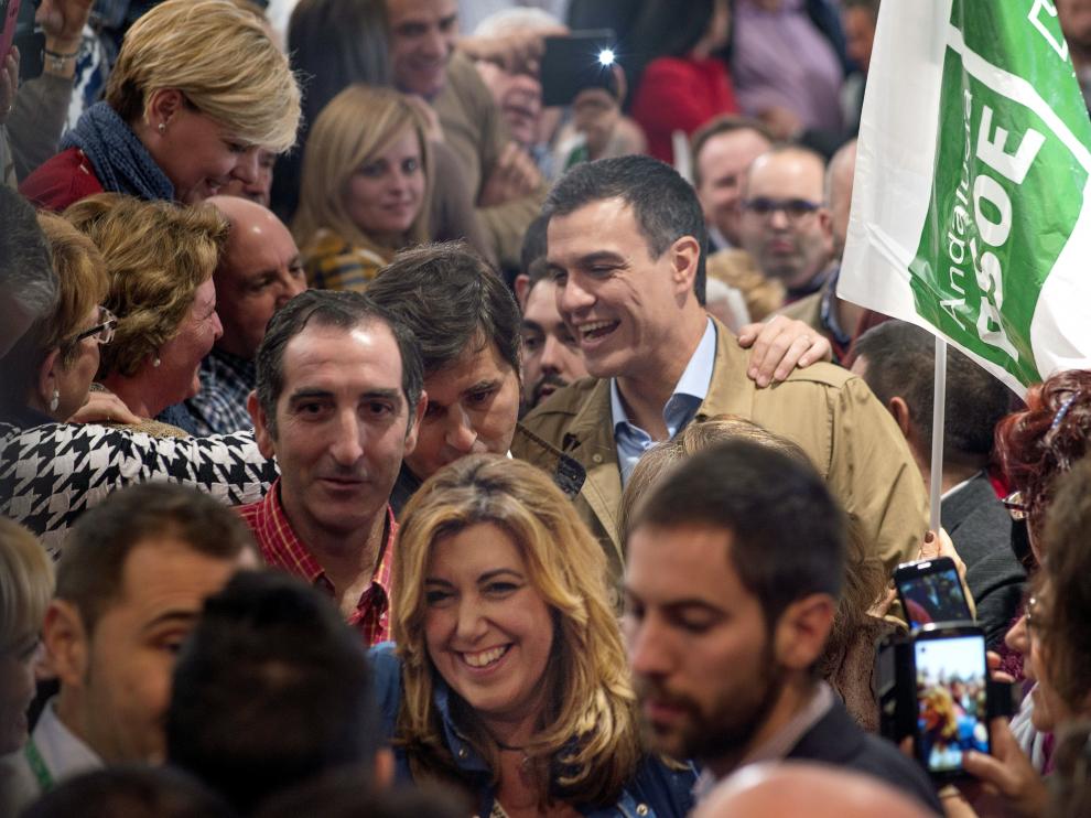 El secretario general del PSOE, Pedro Sánchez (c), y la presidenta de la Junta de Andalucía y secretaria general del PSOE andaluz, Susana Díaz