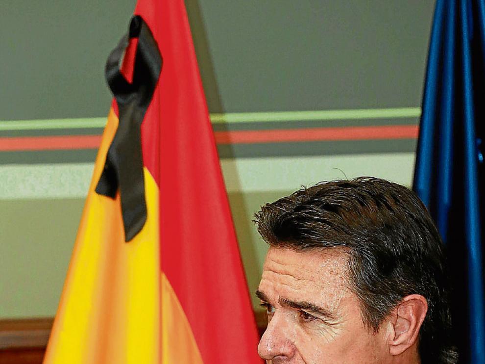 Soria, en Las Palmas , ante la bandera con crespón negro por París.
