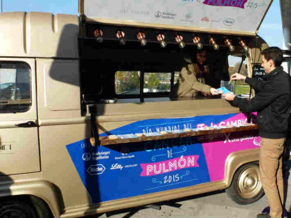 El camión foodtruck usado en la campaña informativa de cáncer de pulmón, aparcado en el Hospital 12 de Octubre.