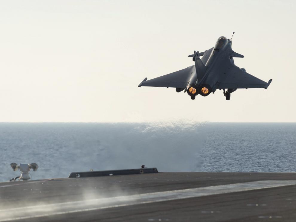 Un avión del ejército francés sale del 'Charles de Gaulle'.