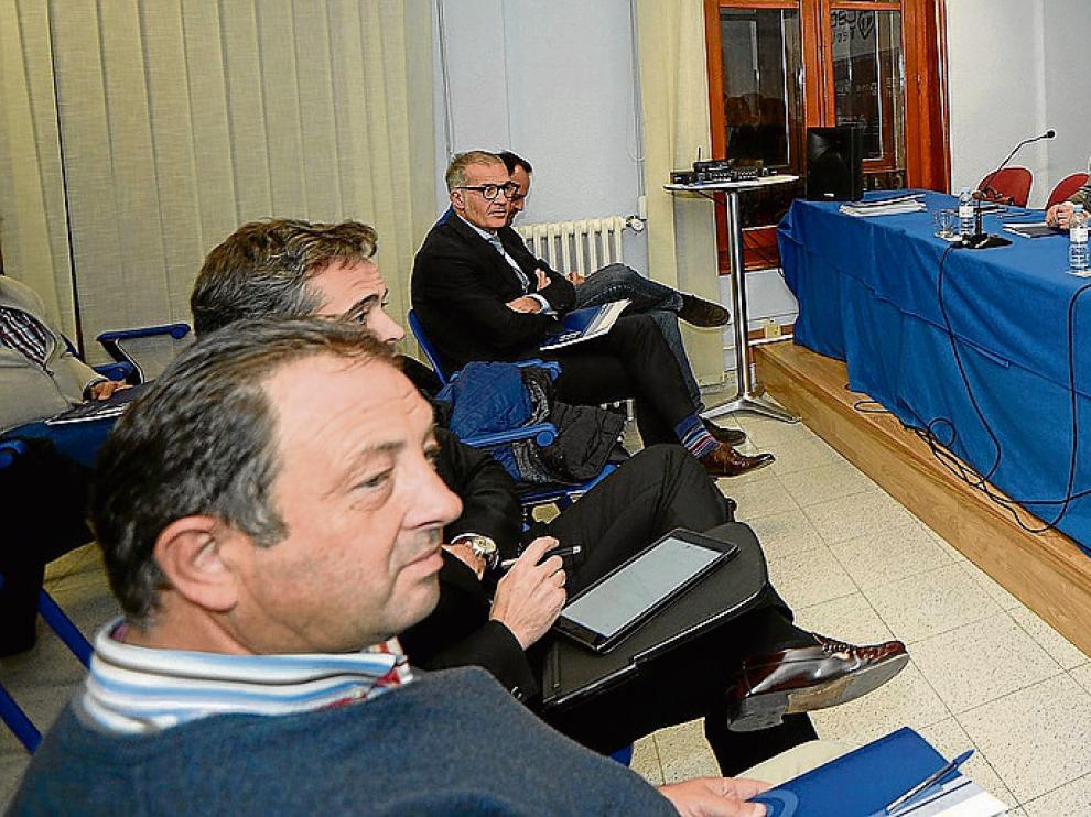 El consejero de Presidencia, Vicente Guillén, ante los empresarios turolenses.