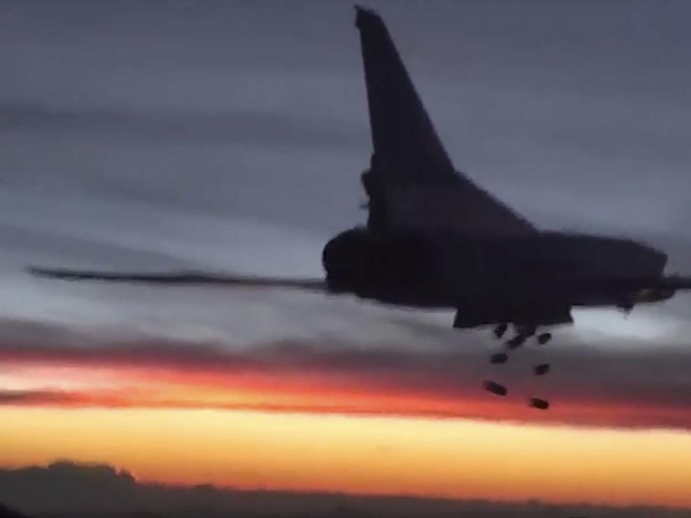 Captura de video facilitada por la página Web del Ministerio de Defensa ruso que muestra un bombardero ruso.
