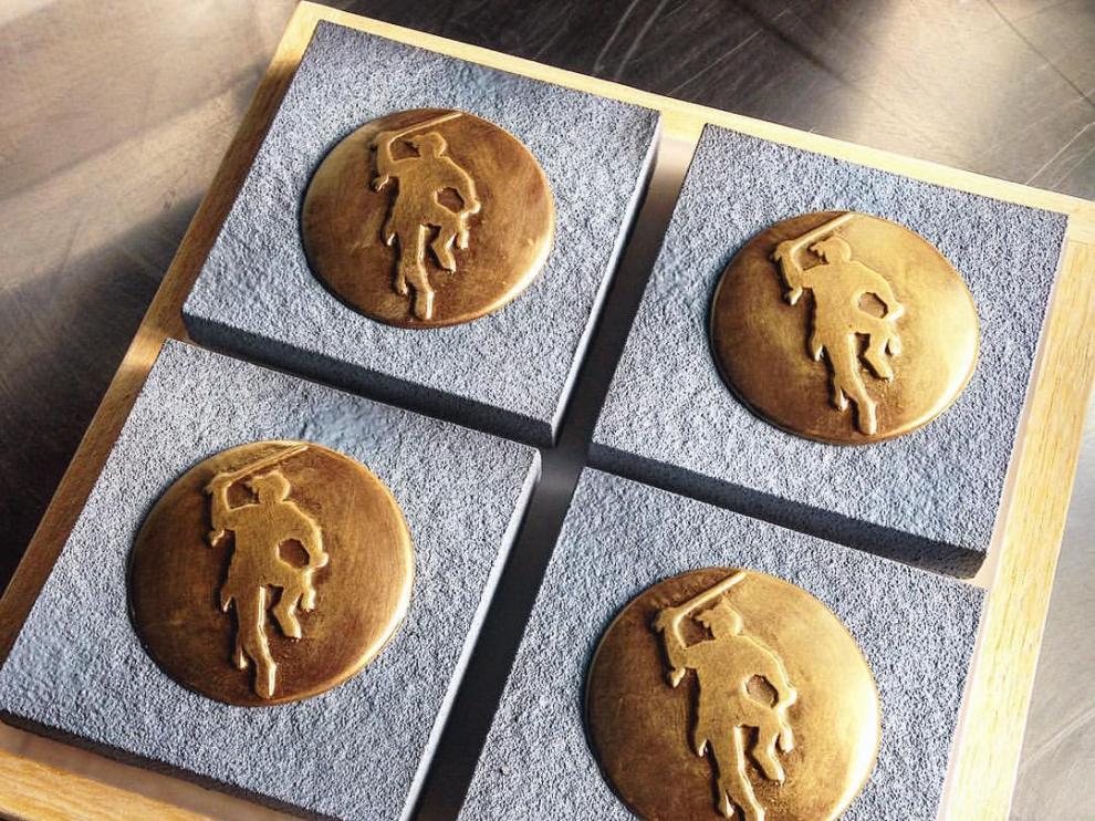Pastillas de turrón en homenaje a los danzantes de Huesca elaboradas por Raúl Bernal.