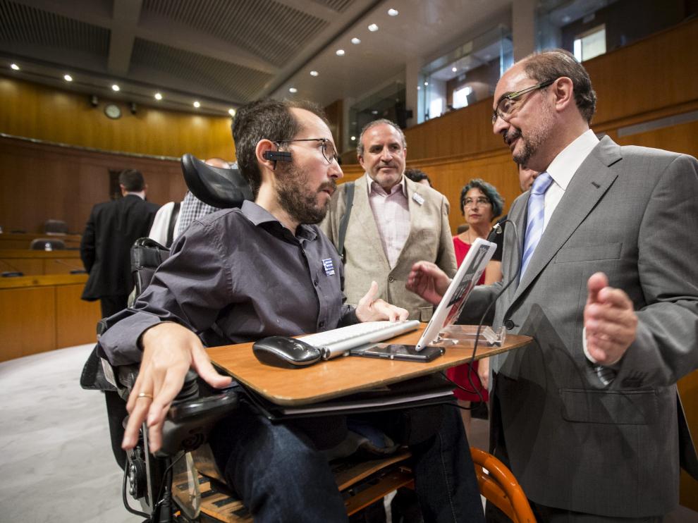 El líder de Podemos, Pablo Echenique, y el presidente aragonés, Javier Lambán, en las Cortes.