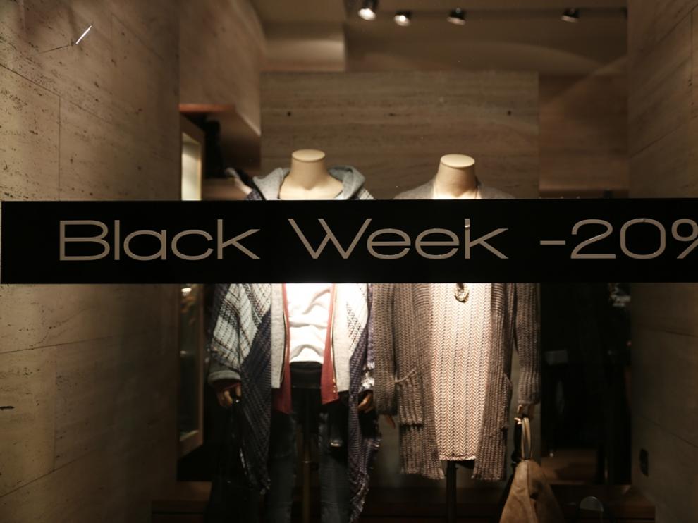 Promoción en un escaparate de Zaragoza con motivo de la Black Week
