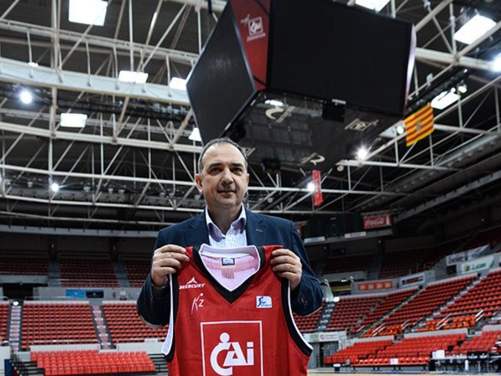 Casadevall ya posa con la camiseta del CAI Zaragoza