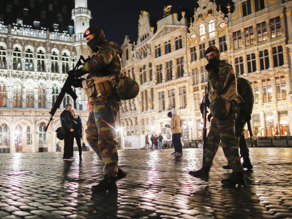 Soldados belgas vigilan en la Grand Place de Bruselas
