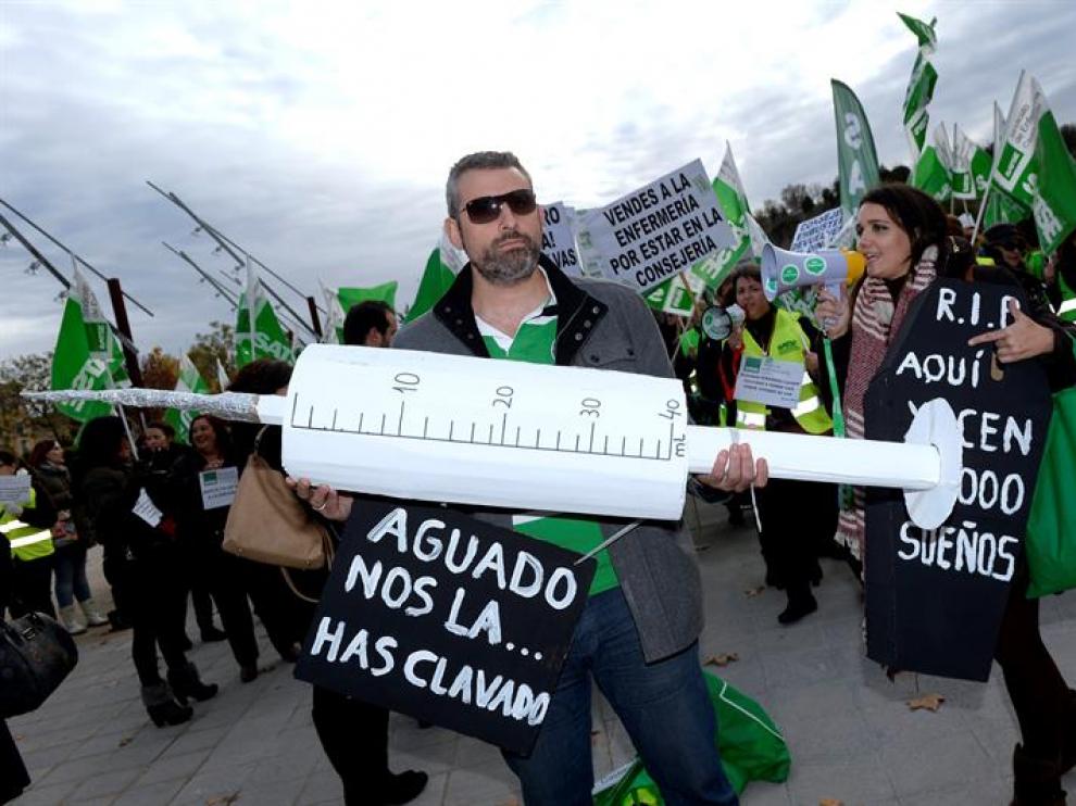 Alrededor de doscientas personas han exigido este martes, en una concentración ante las Cortes de Castilla y León.