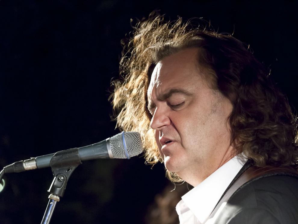 Imagen del cantautor andaluz en uno de sus conciertos.