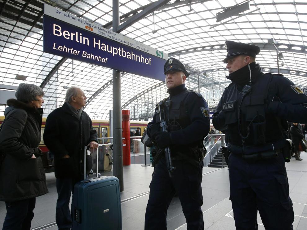 La Policía alemana en una estación de Berlín.