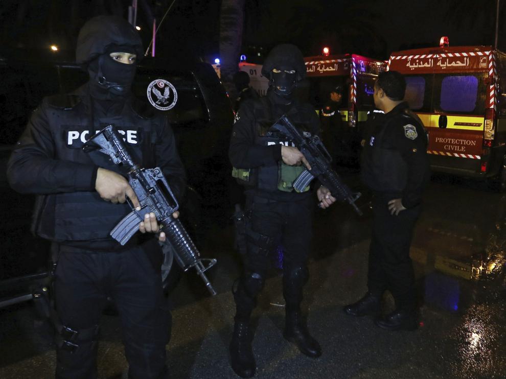 Agentes de seguridad custodiando las calles de Túnez.