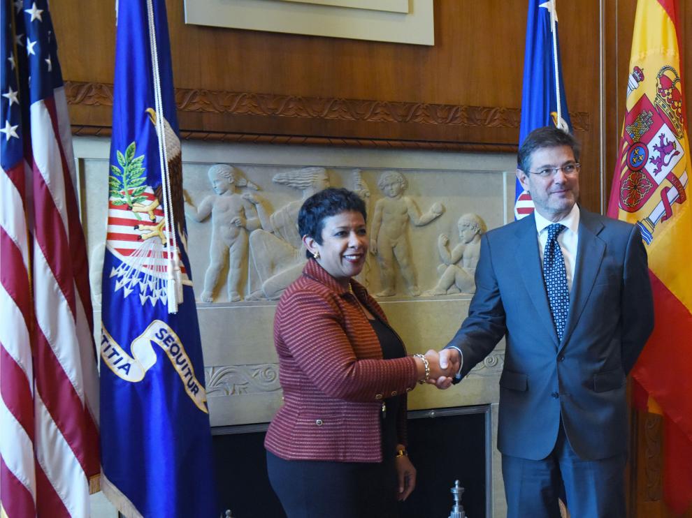 El ministro de Justicia, Rafael Catalá, saluda a la fiscal general de EE UU, Loretta Lynch