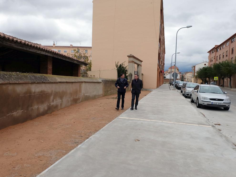 El alcalde de Tarazona, Luis María Beamonte, y el concejal de Urbanismo, Luis José Arrechea en la zona renovada.
