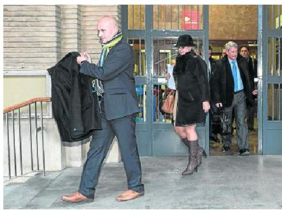 La gerente de Los Tranvías de Zaragoza, Ana María Moreno, sale del Ayuntamiento ayer.