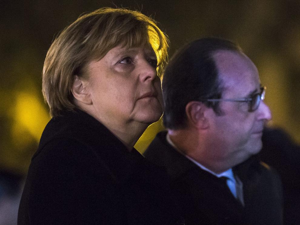 Merkel y Hollande rinden homenaje a las víctimas del atentado de París