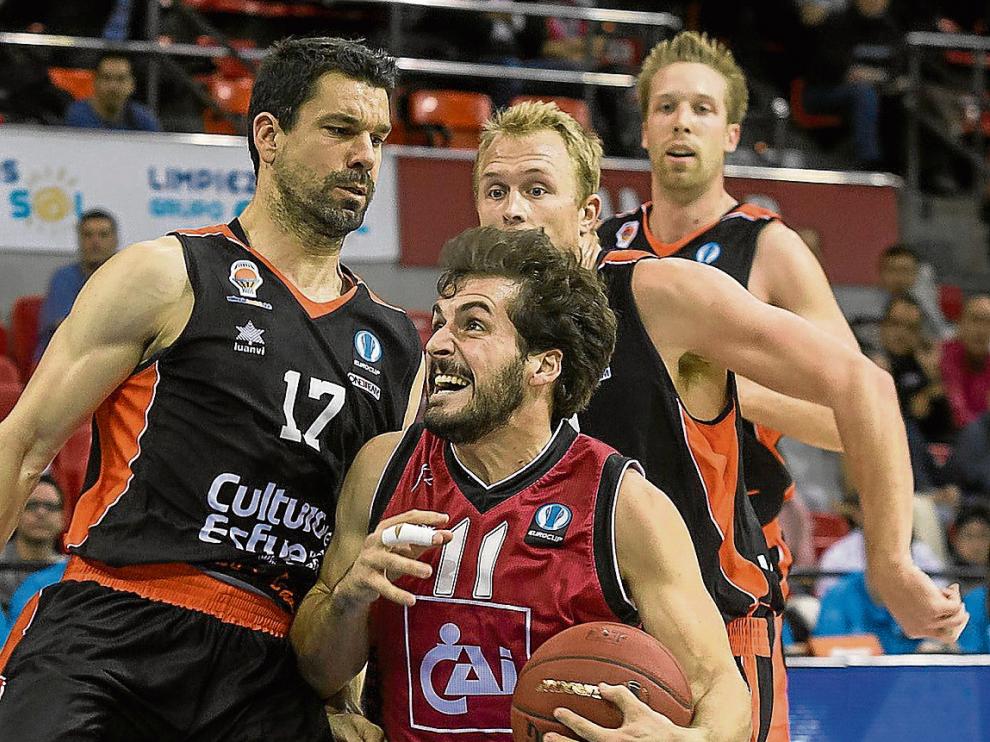 Tomás Bellas trata de entrar a canasta ante Rafa Martínez.