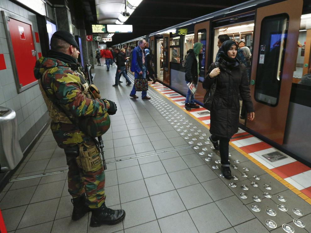 Un policía belga patrulla en el metro de Bruselas.