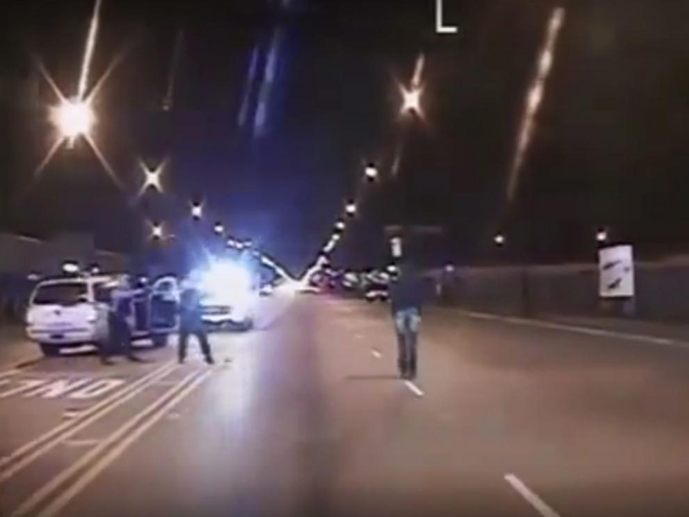Captura de video cedida hoy, martes 24 de noviembre de 2015, del disparo fatal al joven de 17 años aquan McDonald por el policía de la ciudad de Chicago