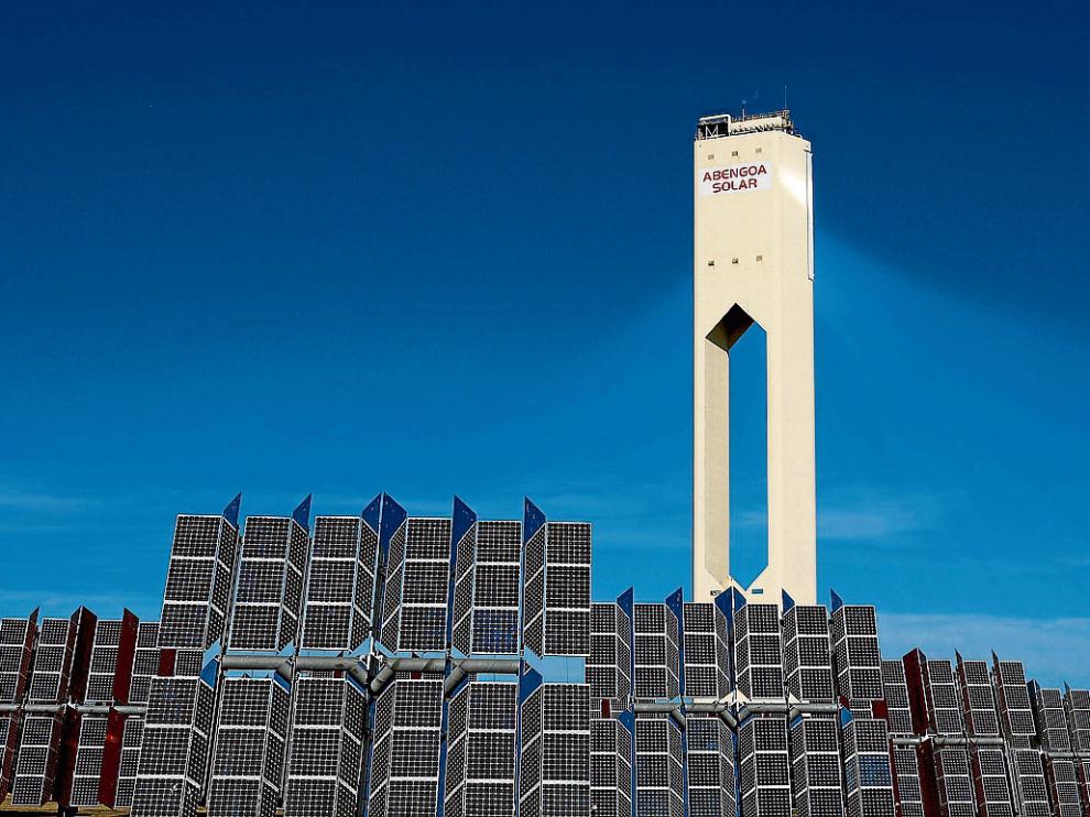 Imagen de una planta solar de Abengoa en Sanlúcar la Mayor (Sevilla).