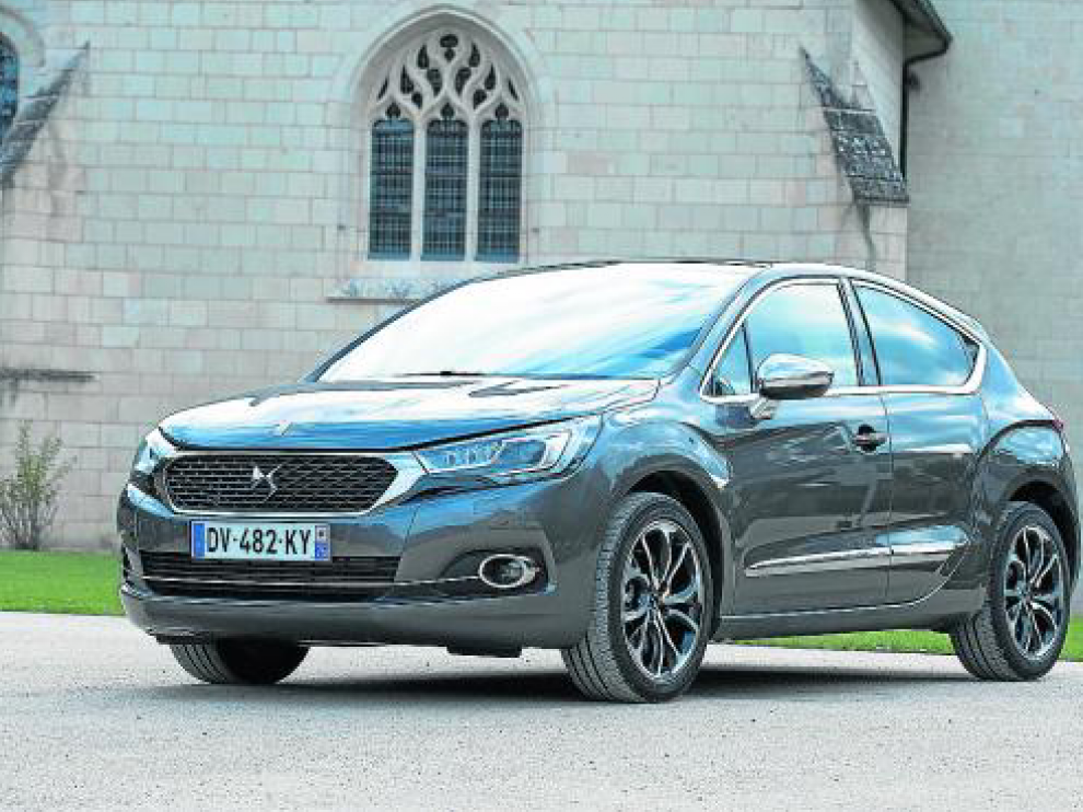 El DS 4 ofrece una estética más elegante que el Citroën C4, del que toma su base.