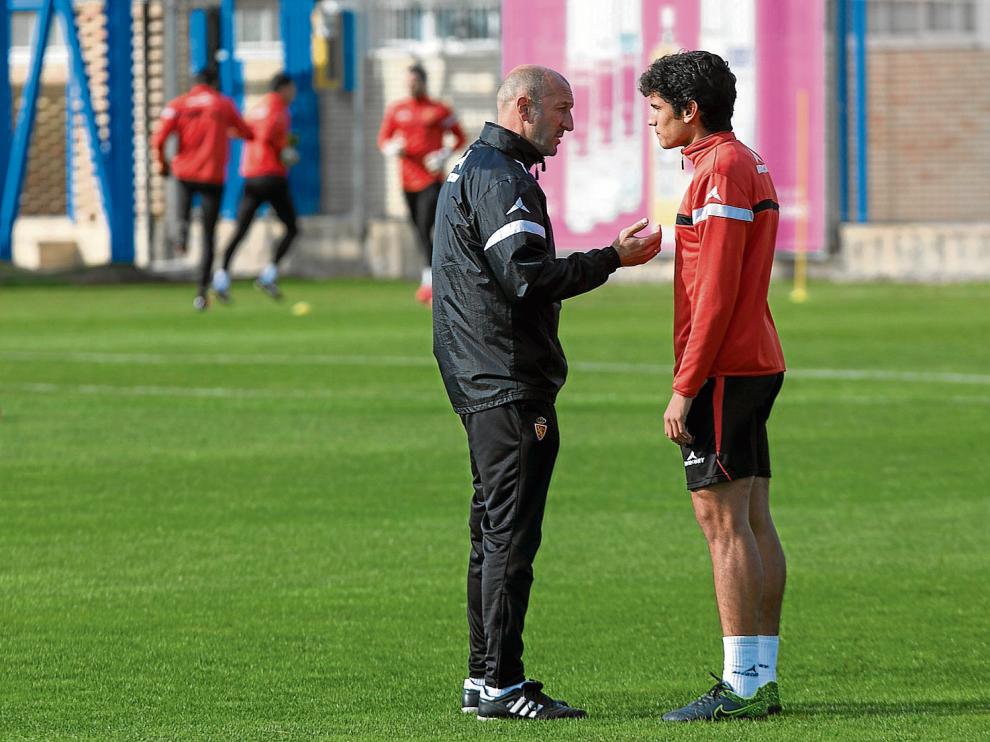 Popovic dialoga con Vallejo en un entrenamiento.